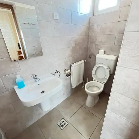 Globus Guesthouse, 3*